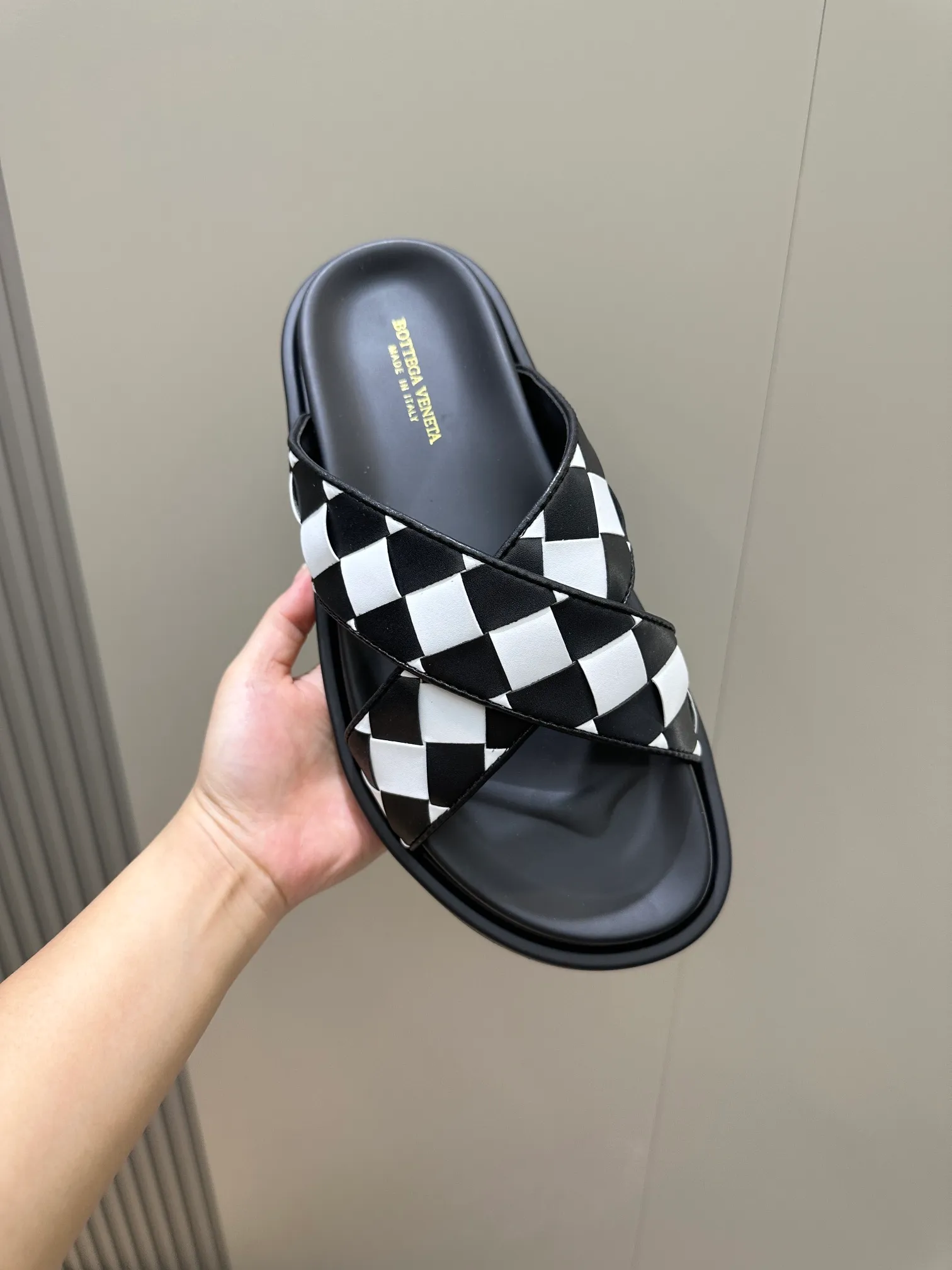 Factory price: 360💰BV hand-woven men's slippers and sandals - suitable for walking. It still emphasizes minimalism and practical wearability, but is full of vivid artistry. Super classic, luxurious and comfortable, imported cowhide + cowhide lining + lightweight outsole Size: 39-44 (customized at 38.45)
